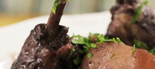 Цыпленок, тушенный в красном вине с корицей