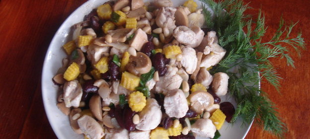 Горячий салат из курицы с грибами