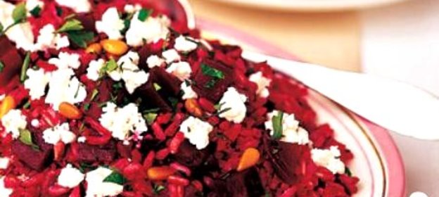 Салат из свеклы, риса и козьего сыра