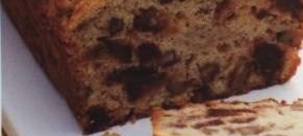 Кекс с бананами, финиками и орехами