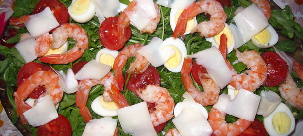 Салат с рукколой, креветками и пармезаном