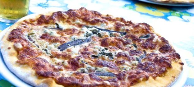 Пицца с сардинами, луком и помидорами