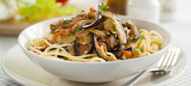 Спагетти с кисло-сладкими баклажанами