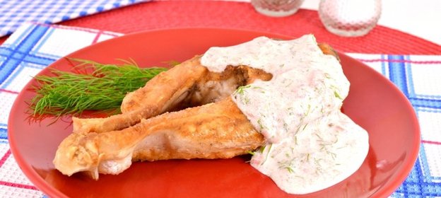 Жареные стейки толстолоба со сметанно-томатным соусом