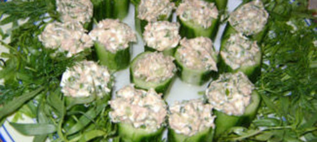 Салат с тунцом в огуречных чашечках
