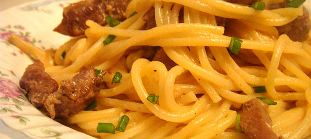 Спагетти с индейкой и простым соусом