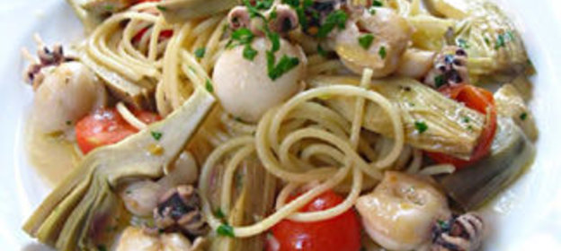 Спагетти с каракатицами, артишоками и помидорами черри