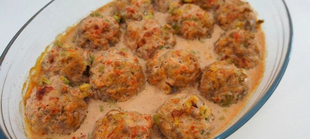 Классические ежики под сливочно-томатной подливкой