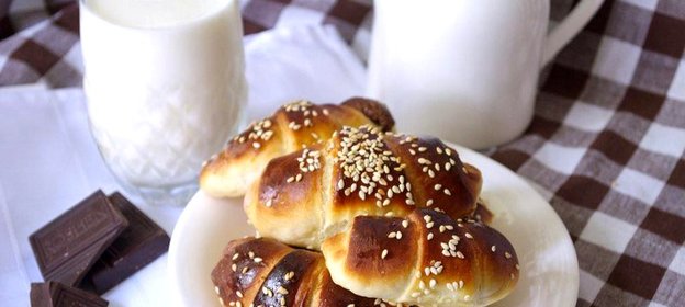 Дрожжевые круассаны с шоколадно-ореховой пастой