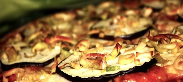 Пицца с баклажанами и фаршем