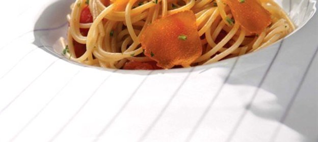 Спагетти с помидорами черри и боттаргой