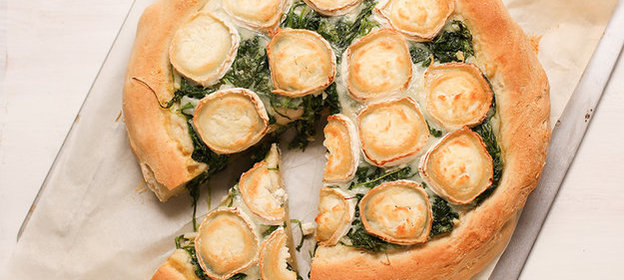 Дрожжевая пицца с рукколой и козьим сыром