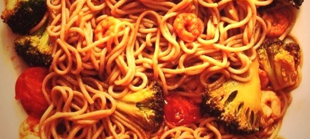 Гречневая лапша с креветками, брокколи и помидорами черри