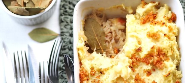 Картофельная запеканка с квашеной капустой и яблоками
