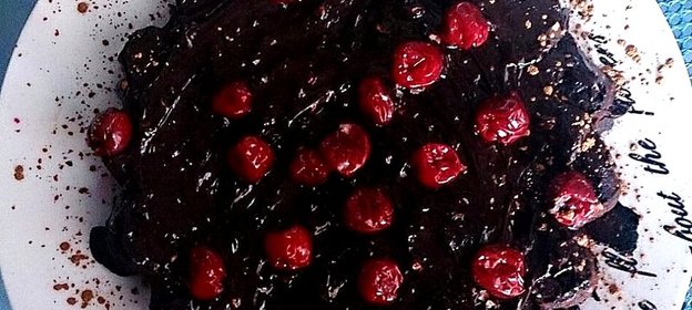 Шоколадный торт с вишней и кофе