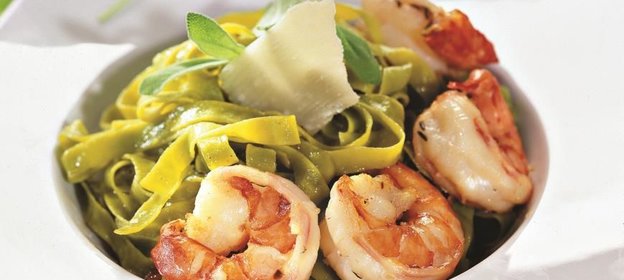 Шпинатная лапша с креветками