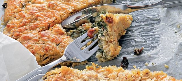 Филе морского окуня с изюмом и корочкой из миндаля