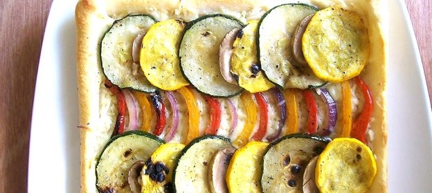 Пицца с овощами и сыром