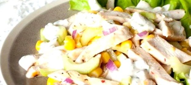 Салат из курицы с огурцом и кукурузой
