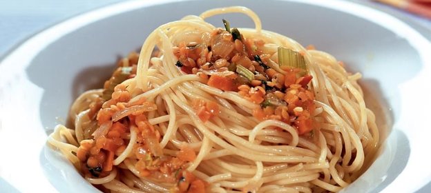 Спагетти с соусом из чечевицы