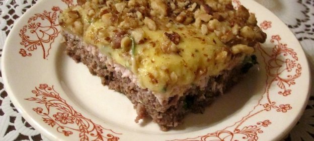 Двухслойная мясная запеканка с грецкими орехами