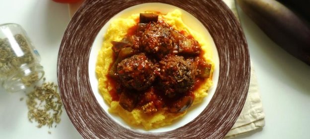 Тефтели с баклажанным соусом и полентой