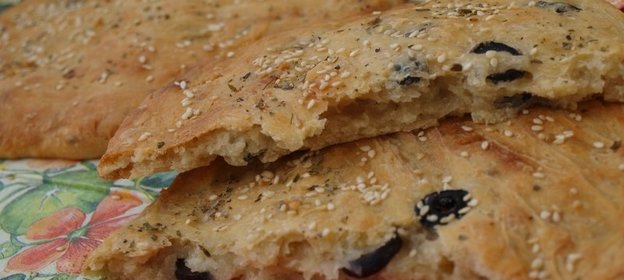 Пряная фокачча с маслинами