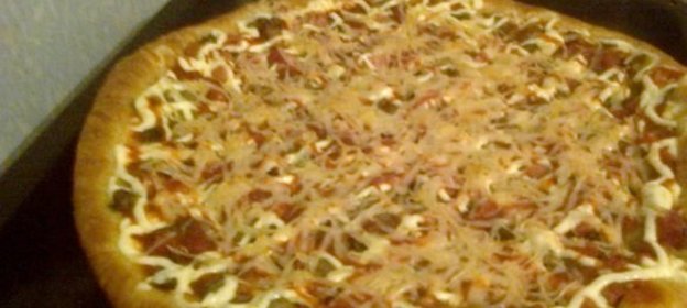 Пицца с грибами и колбасой