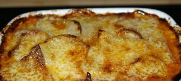 Колбасная запеканка с помидорами и фасолью