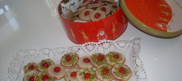 Рождественское печенье с орешками и марципаном