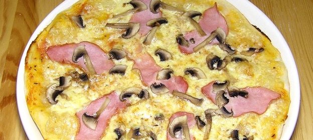 Пицца с ветчиной и шампиньонами