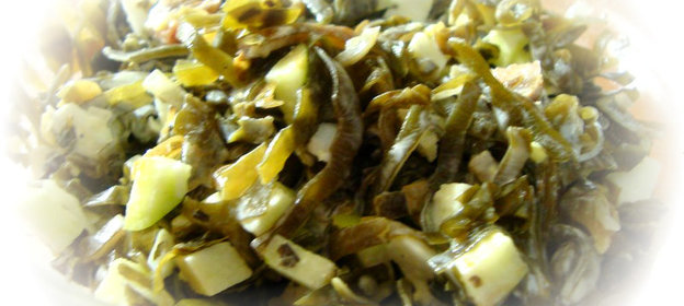 Салат из морской капусты с копченой горбушей