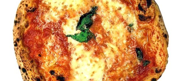 Пицца «Маргарита» с базиликом и моцареллой