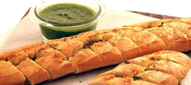 Багет с моцареллой и песто