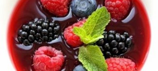 Десертный суп из сезонных ягод
