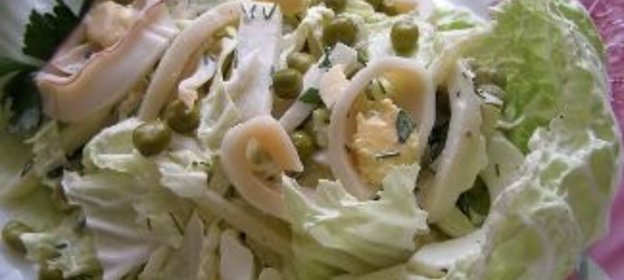 Салат с кальмарами и пекинской капустой Нежность