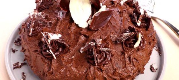 Шоколадный торт с малиной и трюфелями