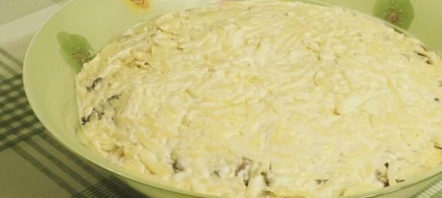 Салат с куриной грудкой, зеленой фасолью, сыром и грибами