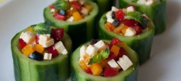 Стаканчики из огурца с овощной начинкой