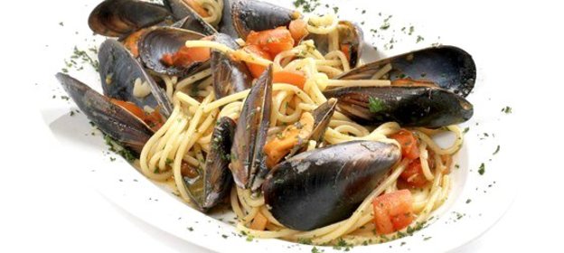 Спагетти с морепродуктами и петрушкой