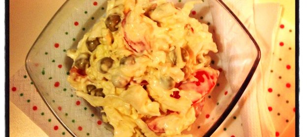 Шеф-салат из овощей, сыра и зеленого горошка