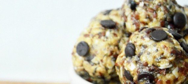 Энергетические шарики с кусочками шоколада