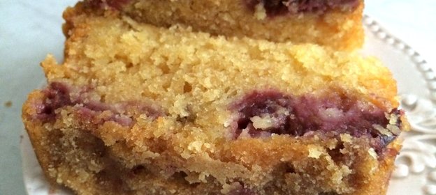 Кекс со сливой и грецким орехом