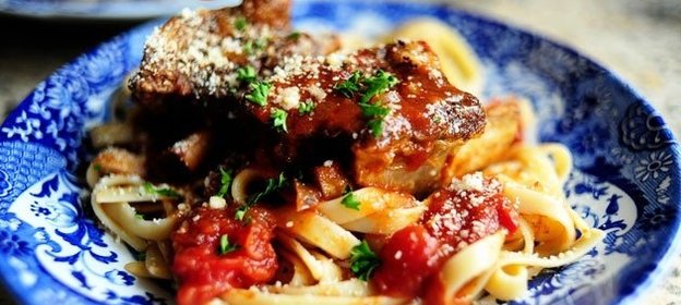 Говяжьи ребрышки, тушенные в томатном соусе