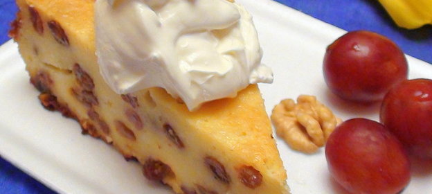 Запеканка с изюмом и сметанным соусом из фермерского творожка. Классика жанра