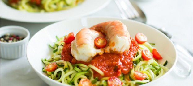 Паста из цукини с креветками и томатным соусом