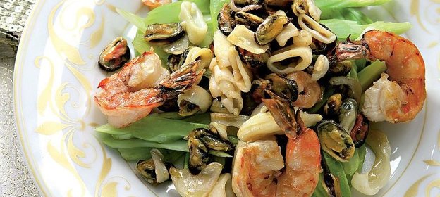 Салат с морским коктейлем под соусом сабайон с карри