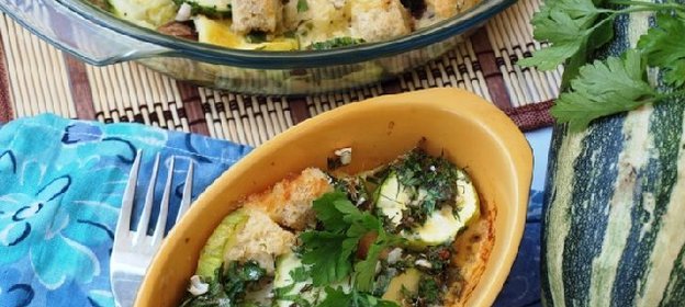 Кабачковая запеканка с сыром и белым хлебом.
