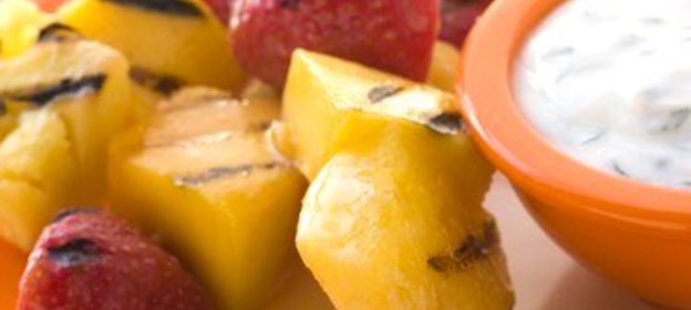 Шашлык из фруктов с лаймовым сиропом