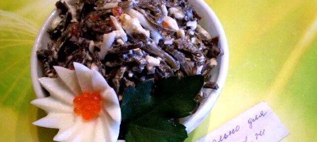 Салат с морской капустой и красной икрой